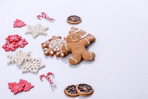 Elemente der Weihnachtslandschaft, Spielzeug, Lebkuchen und andere Christbaumschmuck foto