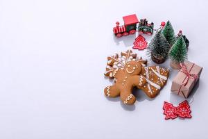 Elemente der Weihnachtslandschaft, Spielzeug, Lebkuchen und andere Christbaumschmuck foto