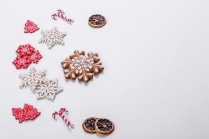 Elemente der Weihnachtslandschaft, Spielzeug, Lebkuchen und andere Christbaumschmuck foto