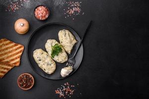 traditionelles litauisches gericht zeppelin, gekochte kartoffelknödel gefüllt mit hackfleisch foto