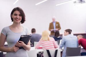 Porträt einer glücklichen Studentin im Klassenzimmer foto