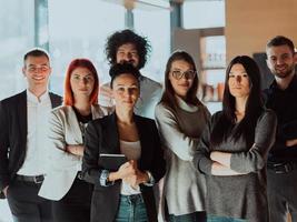 junge lächelnde Manager, die im modernen Büro stehen. Ausbildung im Büro. modernes Bürokonzept. Frau im weißen Hemd. Mann im schwarzen Anzug. foto