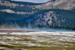 Thermalbad im Farbtöpfe-Geysir-Becken im Yellowstone-Nationalpark foto