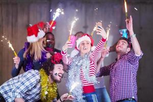 multiethnische gruppe von lässigen geschäftsleuten, die selfie während der neujahrsparty machen foto