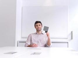 junges geschäftsmannporträt im modernen büro foto