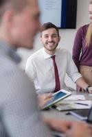 junge geschäftsleute gruppieren sich beim treffen im modernen büro foto