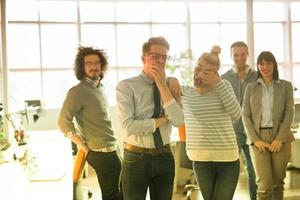 Porträt eines Geschäftsteams bei einem Meeting foto