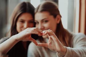 diverse Mädchen lesbisches Paar umarmt. stilvolle coole Frauen der Generation z, die verliebt sind, genießen romantische Beziehungen i foto