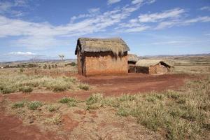 strohgedecktes Haus im Westen Madagaskars foto