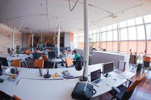 geschäftige Coworking-Büroflächen foto