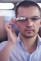 Mann mit Virtual-Reality-Gadget-Computerbrille foto