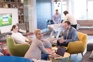 Startup-Business-Team bei einem Treffen in einem modernen Bürogebäude foto