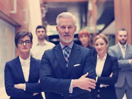 Senior Geschäftsmann mit seinem Team im Büro foto