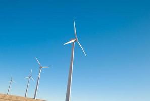 grünes erneuerbares Energiekonzept - Windgeneratorturbinen am Himmel