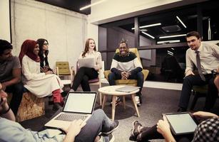 multiethnisches Startup-Business-Team, das sich trifft foto