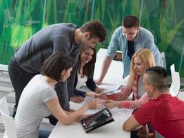 gruppe von studenten lernen zusammen im klassenzimmer foto