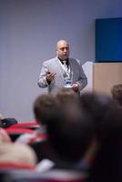 erfolgreicher geschäftsmann, der präsentationen im konferenzraum gibt foto