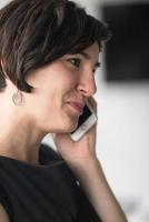 elegante Frau mit Handy im Bürogebäude foto