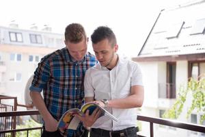 junge männer, die am balkon stehen foto