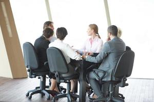 geschäftsleute gruppieren sich beim treffen im büro foto