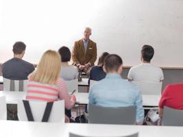 lehrer mit einer gruppe von schülern im klassenzimmer foto