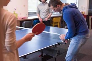 Startup-Business-Team spielt Ping-Pong-Tennis foto