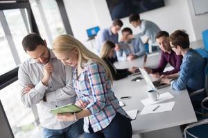 Geschäftsleute, die im Büro mit Tablets arbeiten foto