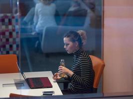 Geschäftsfrau, die einen Laptop im Startup-Büro verwendet foto