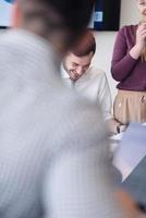 junge geschäftsleute gruppieren sich beim treffen im modernen büro foto