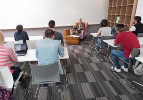 lehrer mit einer gruppe von schülern im klassenzimmer foto