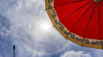 Sonnenhalo am Himmel mit Regenschirm foto