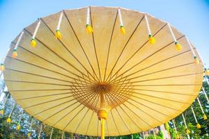 Holzrahmen handgefertigter Regenschirm mit Maulbeerpapier, verziert mit Jasmingirlande foto