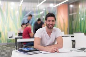 männlicher Student im Klassenzimmer foto