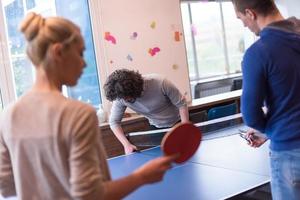 Startup-Business-Team spielt Ping-Pong-Tennis foto