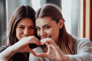 diverse Mädchen lesbisches Paar umarmt. stilvolle coole Frauen der Generation z, die verliebt sind, genießen romantische Beziehungen i foto