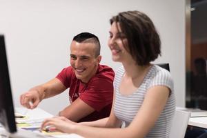 technologiestudentengruppe, die im klassenzimmer der computerlaborschule arbeitet foto