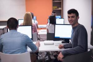 technologiestudentengruppe, die im klassenzimmer der computerlaborschule arbeitet foto