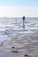 cuxhaven niedersachsen deutschland 2010 seestück strand wattwandern an der nordseeküste deutschland. foto