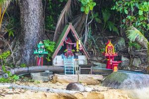 heiliger geisterhaus schrein kleiner tempel garten hof dorf thailand. foto