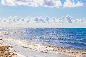 tropisch mexikanischer strand wasser algen sargazo playa del carmen mexiko. foto