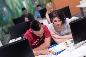 technologiestudentengruppe, die im klassenzimmer der computerlaborschule arbeitet foto