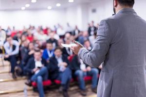 erfolgreicher geschäftsmann, der präsentationen im konferenzraum gibt foto