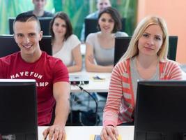 technologiestudentengruppe im klassenzimmer der computerlaborschule foto