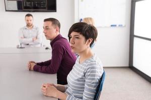 Geschäftsteam bei einem Treffen in einem modernen Bürogebäude foto