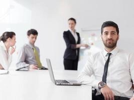 Porträt eines jungen modernen arabischen Geschäftsmannes im Büro foto