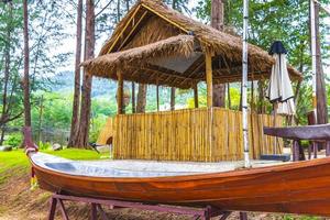 landschaft stadtbild panorama straßen autos gebäude wald natur phuket thailand. foto