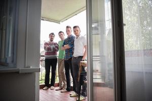 Gruppe von Menschen, die auf dem Balkon stehen foto