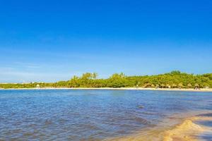 tropischer mexikanischer Strand klares türkisfarbenes Wasser Playa del Carmen Mexiko. foto