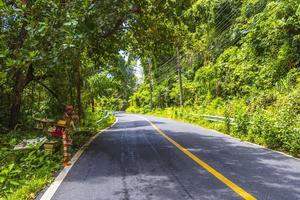 landschaft stadtbild panorama straßen autos gebäude wald natur phuket thailand. foto