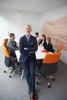 Senior Geschäftsmann mit seinem Team im Büro foto